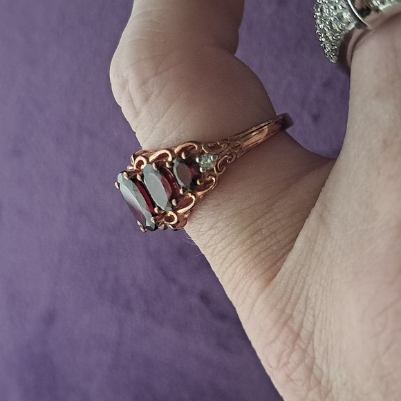 Tanzanian Wine Garnet and White Zircon Ring. - Picture 5 of 9